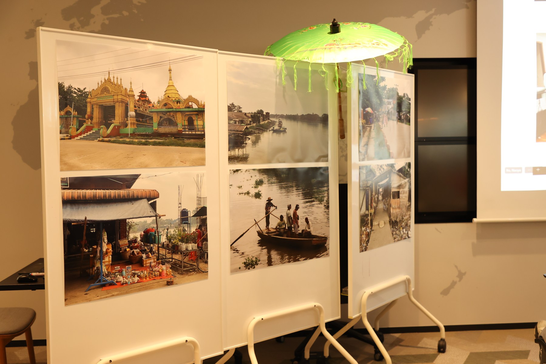 社内報告イベントでは、ミャンマーの民族衣装やプロジェクト写真展示が行われ、ミャンマー料理もふるまわれました。